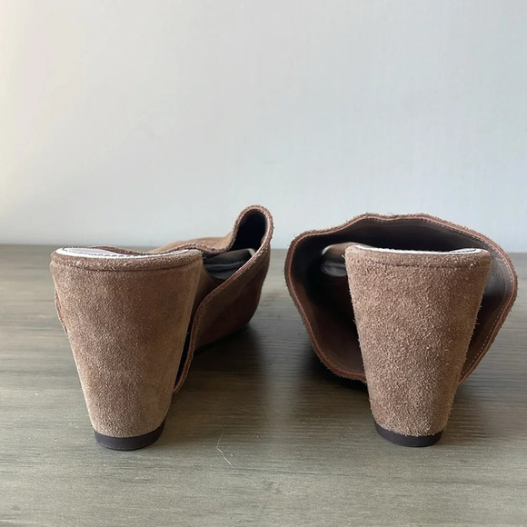 Delman, women’s 8.5, light brown suede slip-on wedge heel sandals EUC - Picture 4 of 9